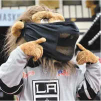  ?? AMY SUSSMAN GETTY IMAGES AGENCE FRANCE-PRESSE ?? La mascotte des Kings de Los Angeles a encouragé jeudi les Américains à porter un masque dans les lieux publics.