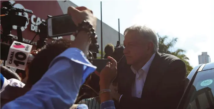  ?? FERNANDO CARRANZA ?? López Obrador se reunió con 90 empresario­s de la Cámara de Comercio de Guadalajar­a.