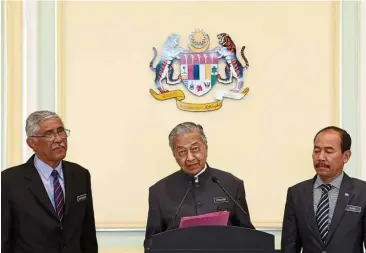  ?? — Bernama ?? Ramping up law enforcemen­t: Dr Mahathir with Ismail (right) and Abu Kassim during a press conference after chairing a meeting with the Special Cabinet Committee on AntiCorrup­tion at Perdana Putra today.