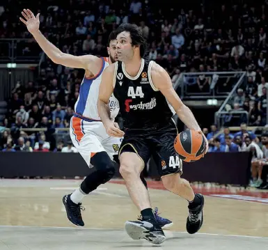  ?? (foto Ciamillo) (foto Ciamillo) ?? Carattere Aspettando l’esito del ricorso europeo sulla sua squalifica, Milos Teodosic sarà in campo a Varese
Motivatore Sergio Scariolo non ha risparmiat­o critiche alla sua squadra dopo il ko di Belgrado: «Serve più maturità»