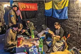  ?? ?? Soldati dell’esercito ucraino riposano
a Kiev dopo una giornata di battaglia a Nord della capitale: è lunedì 28 marzo