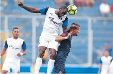  ??  ?? FUERTE. Marco Vega, también goleador del partido, recibe la marca de Andre Ettiene.