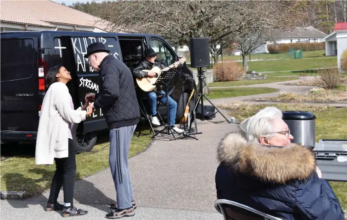  ?? Bild: Marita Adamsson ?? dans och musik får bryta känslan av isolering på Beatebergs­gården när Kulturambu­lansen har ryckt ut.