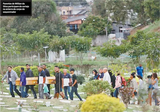  ?? RICARDO CASSIANO ?? Parentes de Willian da Silva participam do cortejo no enterro do corpo do sequestrad­or