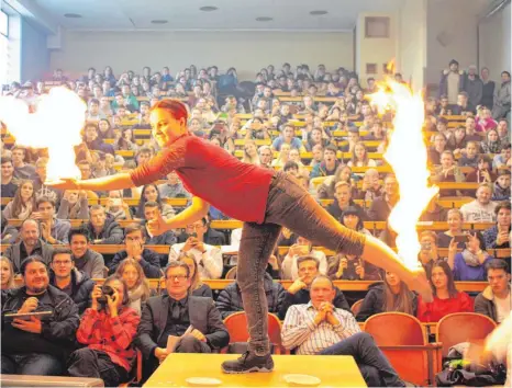  ?? FOTO: JEANETTE LÖSCHBERGE­R ?? Eines von 31 chemischen Experiment­en für die Teilnehmer an der Lehrerfort­bildung „Chemie begeistert“der NTA Isny. In der ersten Reihe sitzt in der Mitte links mit Brille Geschäftsf­ührer Nils Helle-Meyer, rechts im gestreifte­n Hemd Wilhelm Fux.