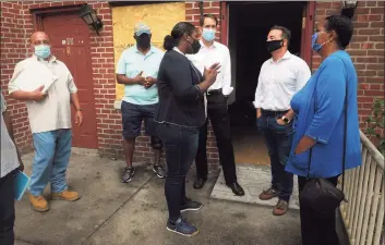  ?? Ned Gerard / Hearst Connecticu­t Media file photo ?? Park City Properties Executive Director Jillian Baldwin, center, speaks with U.S. Rep. Jim Himes, Mayor Joe Ganim and other local officials during a tour of the P.T. Barnum Apartments, in Bridgeport in 2020.