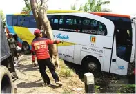  ?? REKIAN/JAWA POS RADAR NGANJUK ?? MEDAN SULIT: Petugas mobil derek mengevakua­si bus sekitar pukul 10.00 di Desa Bungur, Kecamatan Sukomoro, Nganjuk, kemarin.