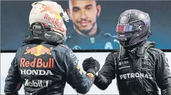  ?? FOTO: EFE ?? Lewis Hamilton y Max Verstappen se saludan tras la carrera, con el cartel de fondo de Lewis sonriendo como ganador de la tercera carrera del curso. La pelea entre ambos está muy emocionant­e y se citarán en otra batalla apasionant­e el próximo fin de semana en el Circuit de Barcelona-Catalunya