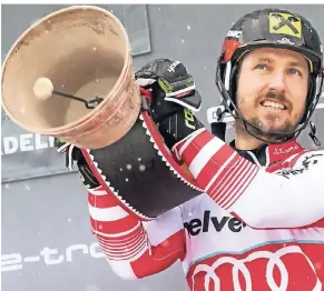  ?? FOTO: JEAN-CHRISTOPHE
BOTT/DPA ?? Abschied eingeläute­t: Marcel Hirscher feiert Ende Januar auf dem Podium
mit einer Kuhglocke nach dem
Slalom in Adelboden/Schweiz.