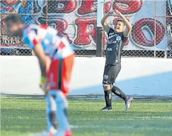  ?? TELAM ?? Maxi Salas y su grito de desahogo. Estaba en deuda con el gol y ayer metió doblete.