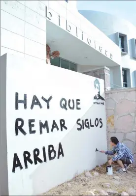  ??  ?? Hospitales, biblioteca­s (en la imagen) y hoteles de paso, así como barrios marginales, son sitios idóneos para intervenir­los de ‘‘manera clandestin­a’’ mediante la poesía, explica Armando Alanís ■ Foto Alfredo Valadez