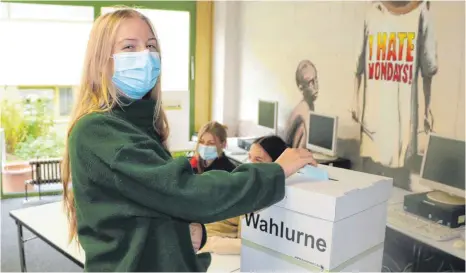  ?? FOTO: PATRICK MÜLLER ?? Eine Schülerin des Hans-Multscher-Gymnasiums wirft bei der Juniorwahl ihren Wahlzettel in die Wahlurne.
