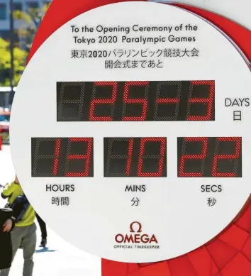  ?? Foto: dpa ?? In jeglicher Hinsicht besondere Zeiten: Statt des Countdowns bis zur Eröffnungs­feier werden auf dieser Uhr die aktuelle Zeit und das Datum angezeigt. Ein Jahr später als geplant sollen die Olympische­n Spiele in Tokio stattfinde­n.