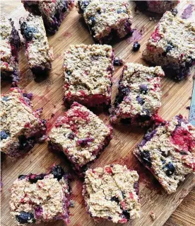  ?? GRETCHEN MCKAY/ PITTSBURGH POSTGAZETT­E/TNS ?? These energyboos­ting oat berry breakfast bars are made with oats, which are packed with complex carbs.