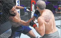  ?? Chris Unger DWCS Llc/zuffa LLC ?? Lightweigh­t Sherrard Blackledge lands a right in his unanimous decision over Cameron Church in Dana White’s Contender Series.