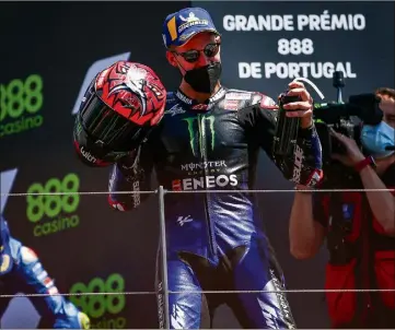  ??  ?? Grâce à sa victoire au Portugal, le Niçois Fabio Quartararo a pris la tête du championna­t du monde.