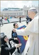  ??  ?? El Papa recibe la camiseta dedicada de Iniesta La diseñadora Anna Vives se la llevó al Pontífice de parte del crack en el marco de la serie social ‘La empresa más loca del mundo’. “¡Qué lindo!”, dijo el Papa Francisco, gran fan del fútbol