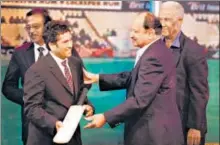  ?? HT PHOTO ?? Sachin Tendulkar is felicitate­d by Ajit Wadekar as S Venkatarag­havan (left) and Garfield Sobers look on at Mumbai’s Nehru Science Centre in 2010.