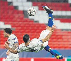  ?? FOTO: AP ?? Espectacul­ar chilena de Taremi El Porto se quedó a un solo gol de forzar la prórroga