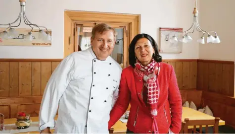  ?? Foto: David Holzapfel ?? Uli Wenger und seine Frau Martina stehen in der Gaststube des Wengers-Brettl. Momentan aber bleiben hier die Stühle leer. Aufgrund des Coronaviru­s darf das Ehepaar keine Gäste bewirten.