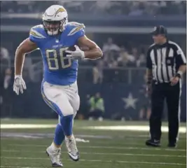  ?? MICHAEL AINSWORTH, THE ASSOCIATED PRESS ?? Chargers’ Hunter Henry gains yardage after catching a pass. L.A. beat Dallas, 28-6.