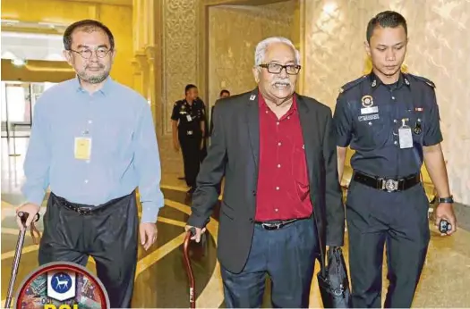  ?? PIC BY AHMAD IRHAM MOHD NOOR ?? Former auditor with the Auditor General’s Office P. Kanason (centre) at the Palace of Justice in Putrajaya yesterday.