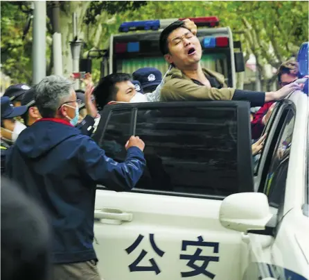  ?? AP ?? Un manifestan­te se resiste a su detención por la Policía en Shanghái