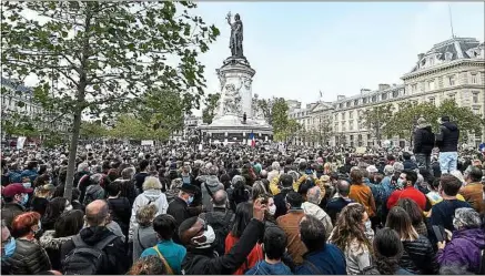  ??  ?? De nombreux manifestan­ts présents dimanche, place de la République, craignent une «fracture» en France.