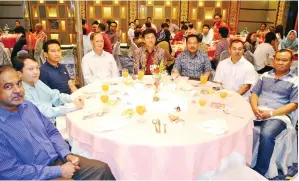  ??  ?? PAU (tengah) bersama Supt Zulkipli, Lucas, Unjar (kanan), Teo (kiri) dan tetamu lain yang hadir pada Majlis Makan Malam Pra-Krismas Petronas MLNG merakam gambar kenangan malam kelmarin.