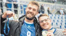  ?? FOTO: GÜNTER KRAM ?? Sie freuen sich und haben es richtig lustig: VfB-Mittelbloc­ker Philipp Collin (links) und Libero Markus Steuerwald.