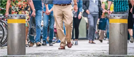  ?? FOTO: ACTION PRESS ?? Wirksamer Schutz vor Attentaten mit Lkws: versenkbar­e Poller wie hier in Den Haag.