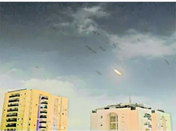  ?? FOTO: TOMER NEUBERG/JINI/XINHUA/DPA ?? Flammen von Explosione­n waren in der Nacht zum Sonntag am Himmel über Tel Aviv zu sehen, während Israels Raketenabw­ehrsystem Raketen und Drohnen aus dem Iran abfing.