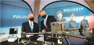  ?? Foto Borut Cvetko/mediaspeed ?? Notranji minister Aleš Hojs in njegov avstrijski kolega Karl Nehammer sta navdušena nad novo tehnologij­o, ki omogoča učinkovit nadzor meje.