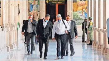  ??  ?? el fiscal César Peniche al salir de la reunión acompañado de los demás funcionari­os