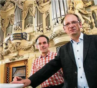  ??  ?? Vor dem vollendete­n Werk stehen die beiden Orgelbaume­ister Stephan Krause (vorn) und Joachim Stade von der Orgelbaufi­rma Waltershau­sen. Mit ihren Mitarbeite­rn haben sie die Orgel der Schlosskir­che Gotha restaurier­t. Foto: Wieland Fischer