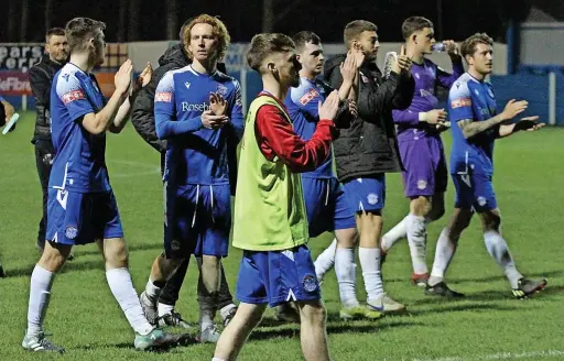  ?? Leo Michaelovi­tz ?? ●●Ramsbottom United players applaud the supporters after Tuesday’s victory