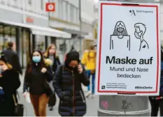  ?? Foto: Silvio Wyszengrad ?? In der Fußgängerz­one in Augsburg gilt bereits jetzt eine Maskenpfli­cht wegen Coro‰ na. Werden jetzt die Regelungen weiter verschärft?