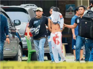  ??  ?? Plan foiled: An Indonesian plaincloth­es policeman detaining the terror suspect after an attempted suicide bombing at st yoseph Catholic Church in Medan. — ePA