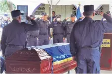  ?? ?? 2
2. Honores. Agentes de la Policía llegaron hasta Atiquizaya, Ahuachapán, para rendirle un homenaje a su compañero fallecido en una emboscada.