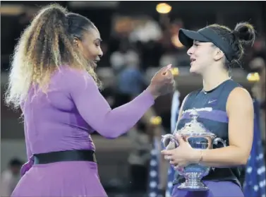  ??  ?? ESTRENO. Serena felicita a Andreescu tras la victoria de la canadiense en la final del US Open.