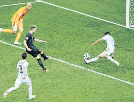  ?? FOTO: EFE ?? Raktiic marca el tercero y mata a Argentina El centrocamp­ista del Barça no solo marcó, sino que le sacó un gol a Messi