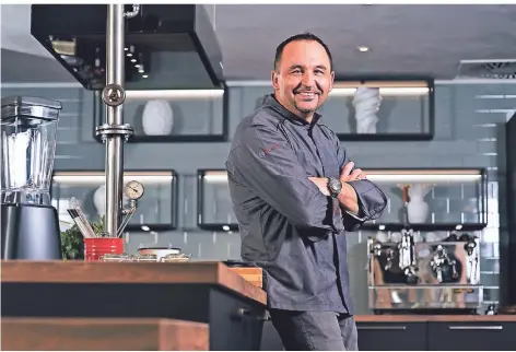  ?? FOTO: KOCHINSEL / RAMAN MATEJOV ?? Alexandro Pape eröffnete sein Kochstudio „Kochinsel“im Lister Markt im Sommer, es ist sein jüngstes Projekt.