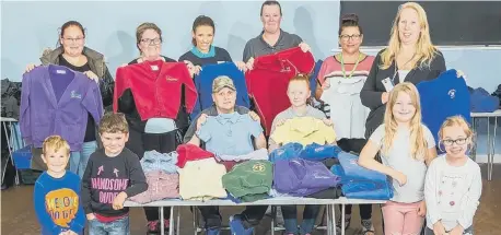  ??  ?? Gentoo, Barclays and Washington Clothing meet staff with Coun Dianne Snowdon (far right) and families who collected school uniforms.