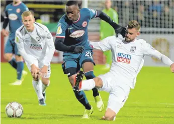  ?? FOTO: DPA ?? Mangelnden Einsatz kann man den Ulmern, hier kämpft Kenan Karaman (re.) mit Düsseldorf­s Dodi Lukebakio Ngandoli um den Ball, nicht vorwerfen. Doch das 1:5 im DFB-Pokal war nicht unverdient.