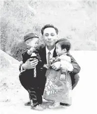  ?? HWANG IN-CHEOL ?? Hwang In-cheol joins his sister and father, Hwang Won, shortly before his dad was captured by North Korea in a 1969 airline hijacking.