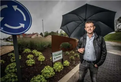  ?? FOTO SVEN DILLEN ?? Johnny Noben van de plaatselij­ke Skoda-garage in Bilzen is tevreden: “We krijgen positieve reacties en het onderhoud kost ons 250 euro per jaar.”