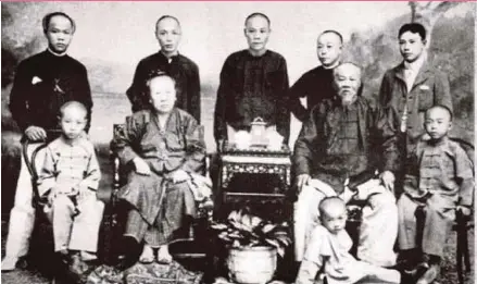  ?? ?? Three generation­s of the Wu family in Penang, 1903. Young Dr Wu Lien-teh had just returned from England.