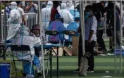  ?? (Photo EPA) ?? Les résidents locaux, qui ont visité ou vivent près du marché Xinfadi, sont invités à réaliser un test.