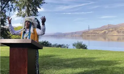  ??  ?? JoDe Goudy, chairman of the Yakama Nation, speaks in front of the Columbia river near the Dalles dam in October 2019. Constructi­on of the dam destroyed Celilo Falls, an ancient salmon fishing site, in the 1950s. Photograph: Gillian Flaccus/AP