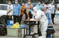  ?? Foto: dpa ?? An einer großen Fabrik in Wuhan in der zentralchi­nesischen Provinz Hubei stehen Menschen Schlange, um einen Corona-Test zu machen.